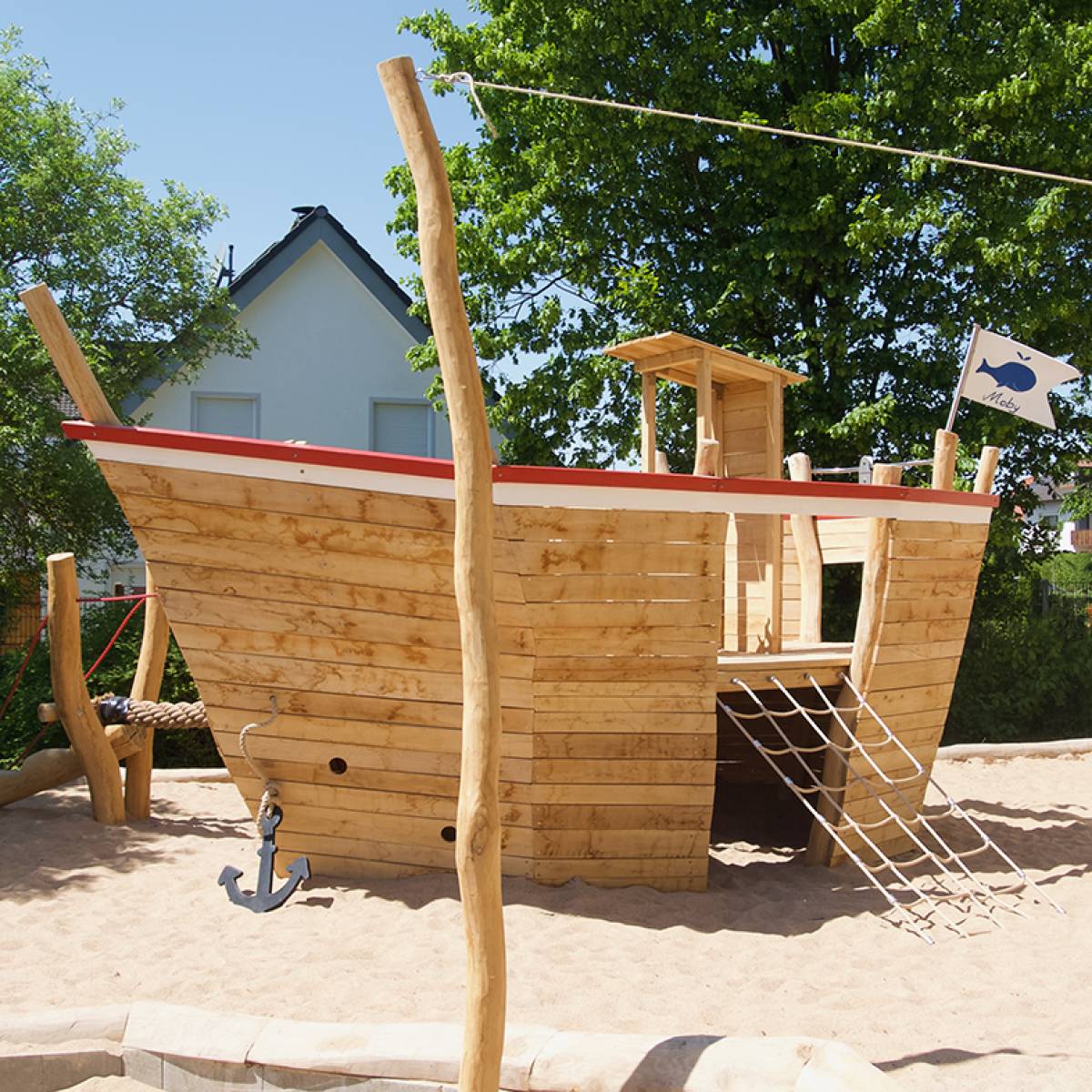 Handgemachtes Spielschiff auf dem Spielplatz aus Holz